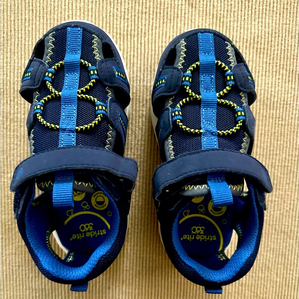 Stride Rite 360 Size 9C Boys/Girls Close toed shoe/sandal